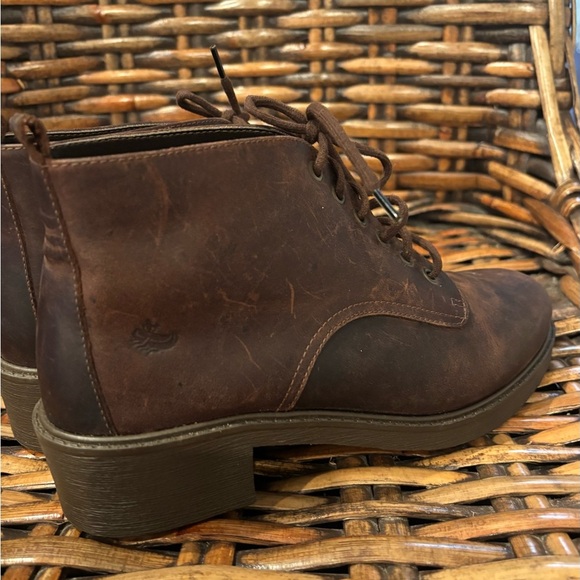 G.H. Bass & Co. Women's Brown Lace Up Boots . Never worn ! - Picture 3 of 15